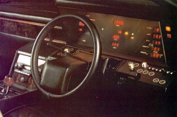 Неговият клиновиден дизайн, дълъг преден капак с изскачащи фарове с 5,2 метра каросерия бяха само началото на лудия седан на Aston Martin от 70-те. Вътре Lagonda беше оборудвана с чувствителни сензорни превключватели, които позволяваха на водача да превключва между мили и км в час на големия цифров екран. И това беше за първи път в света.
Имаше и бутон &bdquo;само основни услуги&ldquo; за нощно шофиране, който показваше  времето, скоростта и нивото на гориво. Всичко това изпреварваше времето си. Всъщност, доста прогресивен, тъй като не стана особено надежден по време на 14-годишното производство.